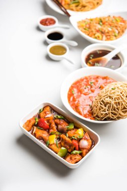 Grup çeşitli Indo çin gıda Schezwan / Szechuan hakka erişte, sebze kızarmış pirinç, sebze mançurya, amerikan chop suey, biber paneer, gevrek sebze ve sebze çorbası içerir