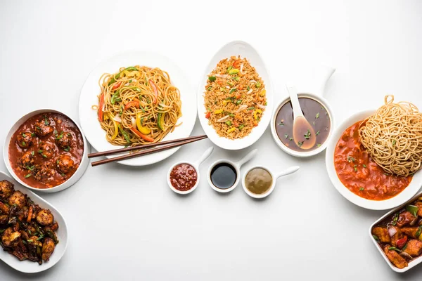 グループ内の品揃えインド中華料理には シェズワン 四川八角 野菜炒めご飯 野菜満州 アメリカンチョップスーイ チリパナー サクサク野菜と野菜スープが含まれます — ストック写真