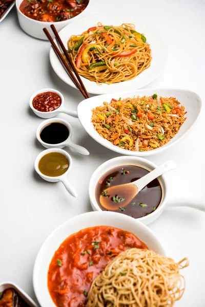 グループ内の品揃えインド中華料理には シェズワン 四川八角 野菜炒めご飯 野菜満州 アメリカンチョップスーイ チリパナー サクサク野菜と野菜スープが含まれます — ストック写真