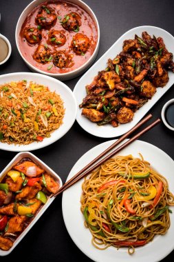 Grup çeşitli Indo çin gıda Schezwan / Szechuan hakka erişte, sebze kızarmış pirinç, sebze mançurya, amerikan chop suey, biber paneer, gevrek sebze ve sebze çorbası içerir