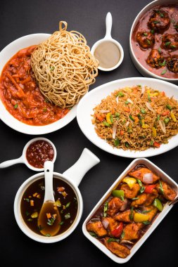 Grup çeşitli Indo çin gıda Schezwan / Szechuan hakka erişte, sebze kızarmış pirinç, sebze mançurya, amerikan chop suey, biber paneer, gevrek sebze ve sebze çorbası içerir