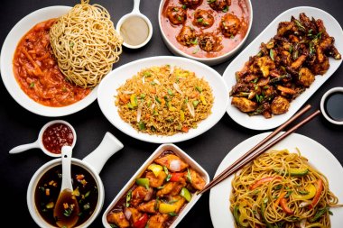 Grup çeşitli Indo çin gıda Schezwan / Szechuan hakka erişte, sebze kızarmış pirinç, sebze mançurya, amerikan chop suey, biber paneer, gevrek sebze ve sebze çorbası içerir