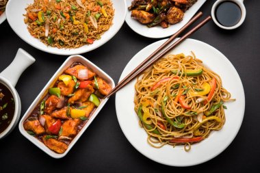 Grup çeşitli Indo çin gıda Schezwan / Szechuan hakka erişte, sebze kızarmış pirinç, sebze mançurya, amerikan chop suey, biber paneer, gevrek sebze ve sebze çorbası içerir
