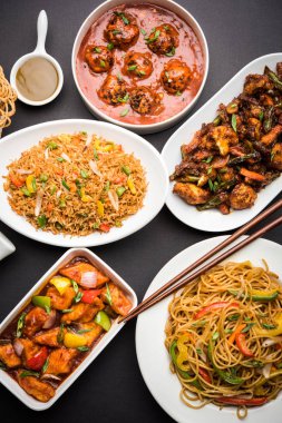 Grup çeşitli Indo çin gıda Schezwan / Szechuan hakka erişte, sebze kızarmış pirinç, sebze mançurya, amerikan chop suey, biber paneer, gevrek sebze ve sebze çorbası içerir