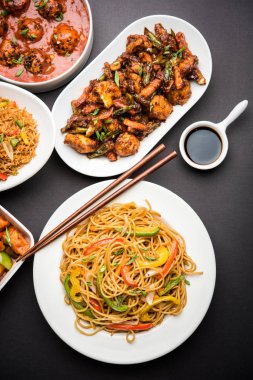 Grup çeşitli Indo çin gıda Schezwan / Szechuan hakka erişte, sebze kızarmış pirinç, sebze mançurya, amerikan chop suey, biber paneer, gevrek sebze ve sebze çorbası içerir