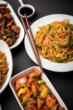 Grup çeşitli Indo çin gıda Schezwan / Szechuan hakka erişte, sebze kızarmış pirinç, sebze mançurya, amerikan chop suey, biber paneer, gevrek sebze ve sebze çorbası içerir