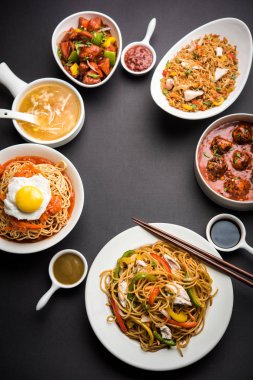 Çeşitli Indo çin gıda grup olmayan vejetaryen veya tavuk Schezwan / Szechuan hakka erişte, kızarmış pirinç, mançurya, yumurta amerikan pirzola suey, kaşık ve doğrama çubukları ile çorba, seçici odak içerir