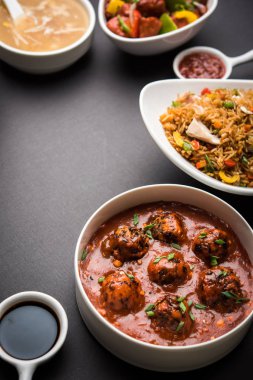 Çeşitli Indo çin gıda grup olmayan vejetaryen veya tavuk Schezwan / Szechuan hakka erişte, kızarmış pirinç, mançurya, yumurta amerikan pirzola suey, kaşık ve doğrama çubukları ile çorba, seçici odak içerir