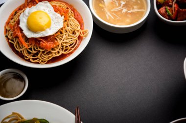 Çeşitli Indo çin gıda grup olmayan vejetaryen veya tavuk Schezwan / Szechuan hakka erişte, kızarmış pirinç, mançurya, yumurta amerikan pirzola suey, kaşık ve doğrama çubukları ile çorba, seçici odak içerir