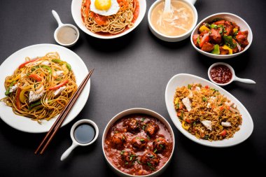 Çeşitli Indo çin gıda grup olmayan vejetaryen veya tavuk Schezwan / Szechuan hakka erişte, kızarmış pirinç, mançurya, yumurta amerikan pirzola suey, kaşık ve doğrama çubukları ile çorba, seçici odak içerir