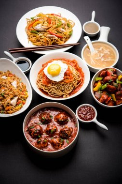 Çeşitli Indo çin gıda grup olmayan vejetaryen veya tavuk Schezwan / Szechuan hakka erişte, kızarmış pirinç, mançurya, yumurta amerikan pirzola suey, kaşık ve doğrama çubukları ile çorba, seçici odak içerir