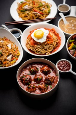 Çeşitli Indo çin gıda grup olmayan vejetaryen veya tavuk Schezwan / Szechuan hakka erişte, kızarmış pirinç, mançurya, yumurta amerikan pirzola suey, kaşık ve doğrama çubukları ile çorba, seçici odak içerir