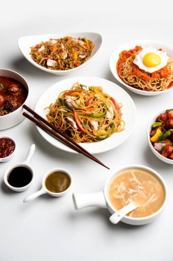 Çeşitli Indo çin gıda grup olmayan vejetaryen veya tavuk Schezwan / Szechuan hakka erişte, kızarmış pirinç, mançurya, yumurta amerikan pirzola suey, kaşık ve doğrama çubukları ile çorba, seçici odak içerir