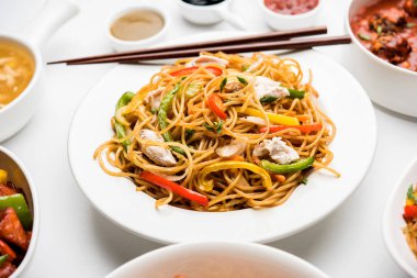 Çeşitli Indo çin gıda grup olmayan vejetaryen veya tavuk Schezwan / Szechuan hakka erişte, kızarmış pirinç, mançurya, yumurta amerikan pirzola suey, kaşık ve doğrama çubukları ile çorba, seçici odak içerir