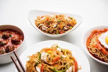 Çeşitli Indo çin gıda grup olmayan vejetaryen veya tavuk Schezwan / Szechuan hakka erişte, kızarmış pirinç, mançurya, yumurta amerikan pirzola suey, kaşık ve doğrama çubukları ile çorba, seçici odak içerir