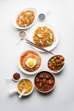 Çeşitli Indo çin gıda grup olmayan vejetaryen veya tavuk Schezwan / Szechuan hakka erişte, kızarmış pirinç, mançurya, yumurta amerikan pirzola suey, kaşık ve doğrama çubukları ile çorba, seçici odak içerir