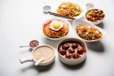 Çeşitli Indo çin gıda grup olmayan vejetaryen veya tavuk Schezwan / Szechuan hakka erişte, kızarmış pirinç, mançurya, yumurta amerikan pirzola suey, kaşık ve doğrama çubukları ile çorba, seçici odak içerir