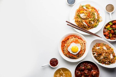 Çeşitli Indo çin gıda grup olmayan vejetaryen veya tavuk Schezwan / Szechuan hakka erişte, kızarmış pirinç, mançurya, yumurta amerikan pirzola suey, kaşık ve doğrama çubukları ile çorba, seçici odak içerir