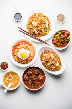 Çeşitli Indo çin gıda grup olmayan vejetaryen veya tavuk Schezwan / Szechuan hakka erişte, kızarmış pirinç, mançurya, yumurta amerikan pirzola suey, kaşık ve doğrama çubukları ile çorba, seçici odak içerir