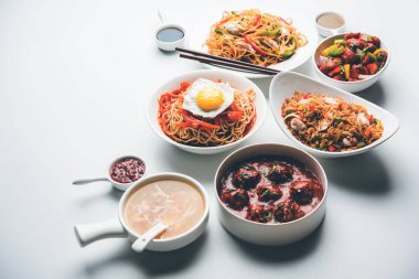 Çeşitli Indo çin gıda grup olmayan vejetaryen veya tavuk Schezwan / Szechuan hakka erişte, kızarmış pirinç, mançurya, yumurta amerikan pirzola suey, kaşık ve doğrama çubukları ile çorba, seçici odak içerir