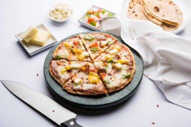 Chapati Pizza Peynir, sebze, paneer ve Sosis ile artık Roti / Paratha kullanılarak yapılan