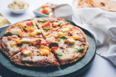 Chapati Pizza Peynir, sebze, paneer ve Sosis ile artık Roti / Paratha kullanılarak yapılan