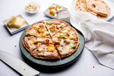 Chapati Pizza Peynir, sebze, paneer ve Sosis ile artık Roti / Paratha kullanılarak yapılan