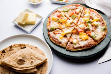 Chapati Pizza Peynir, sebze, paneer ve Sosis ile artık Roti / Paratha kullanılarak yapılan