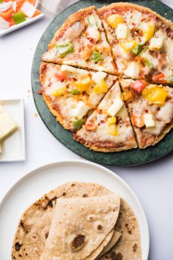 Chapati Pizza Peynir, sebze, paneer ve Sosis ile artık Roti / Paratha kullanılarak yapılan