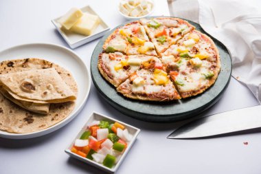 Chapati Pizza Peynir, sebze, paneer ve Sosis ile artık Roti / Paratha kullanılarak yapılan