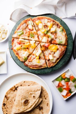 Chapati Pizza Peynir, sebze, paneer ve Sosis ile artık Roti / Paratha kullanılarak yapılan