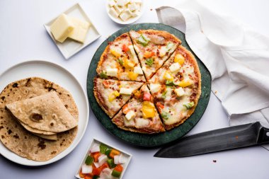 Chapati Pizza Peynir, sebze, paneer ve Sosis ile artık Roti / Paratha kullanılarak yapılan