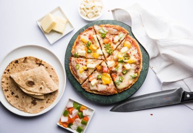 Chapati Pizza Peynir, sebze, paneer ve Sosis ile artık Roti / Paratha kullanılarak yapılan