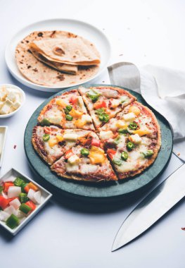 Chapati Pizza Peynir, sebze, paneer ve Sosis ile artık Roti / Paratha kullanılarak yapılan