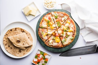 Chapati Pizza Peynir, sebze, paneer ve Sosis ile artık Roti / Paratha kullanılarak yapılan