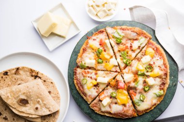 Chapati Pizza Peynir, sebze, paneer ve Sosis ile artık Roti / Paratha kullanılarak yapılan