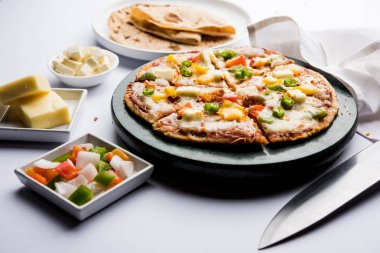 Chapati Pizza Peynir, sebze, paneer ve Sosis ile artık Roti / Paratha kullanılarak yapılan