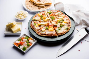 Chapati Pizza Peynir, sebze, paneer ve Sosis ile artık Roti / Paratha kullanılarak yapılan