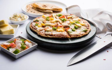 Chapati Pizza Peynir, sebze, paneer ve Sosis ile artık Roti / Paratha kullanılarak yapılan