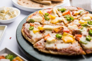 Chapati Pizza Peynir, sebze, paneer ve Sosis ile artık Roti / Paratha kullanılarak yapılan