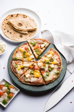 Chapati Pizza Peynir, sebze, paneer ve Sosis ile artık Roti / Paratha kullanılarak yapılan