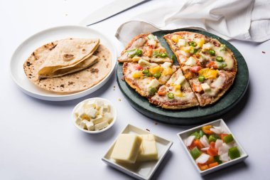 Chapati Pizza Peynir, sebze, paneer ve Sosis ile artık Roti / Paratha kullanılarak yapılan