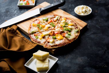 Chapati Pizza Peynir, sebze, paneer ve Sosis ile artık Roti / Paratha kullanılarak yapılan