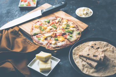 Chapati Pizza Peynir, sebze, paneer ve Sosis ile artık Roti / Paratha kullanılarak yapılan