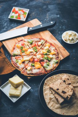 Chapati Pizza Peynir, sebze, paneer ve Sosis ile artık Roti / Paratha kullanılarak yapılan