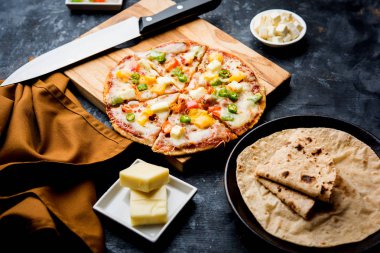 Chapati Pizza Peynir, sebze, paneer ve Sosis ile artık Roti / Paratha kullanılarak yapılan