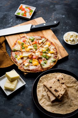 Chapati Pizza Peynir, sebze, paneer ve Sosis ile artık Roti / Paratha kullanılarak yapılan