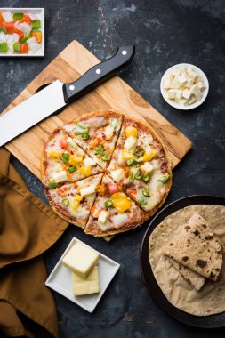 Chapati Pizza Peynir, sebze, paneer ve Sosis ile artık Roti / Paratha kullanılarak yapılan