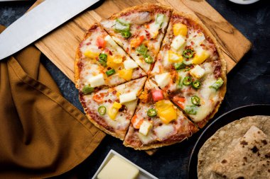 Chapati Pizza Peynir, sebze, paneer ve Sosis ile artık Roti / Paratha kullanılarak yapılan