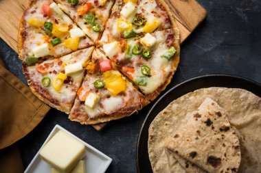 Chapati Pizza Peynir, sebze, paneer ve Sosis ile artık Roti / Paratha kullanılarak yapılan